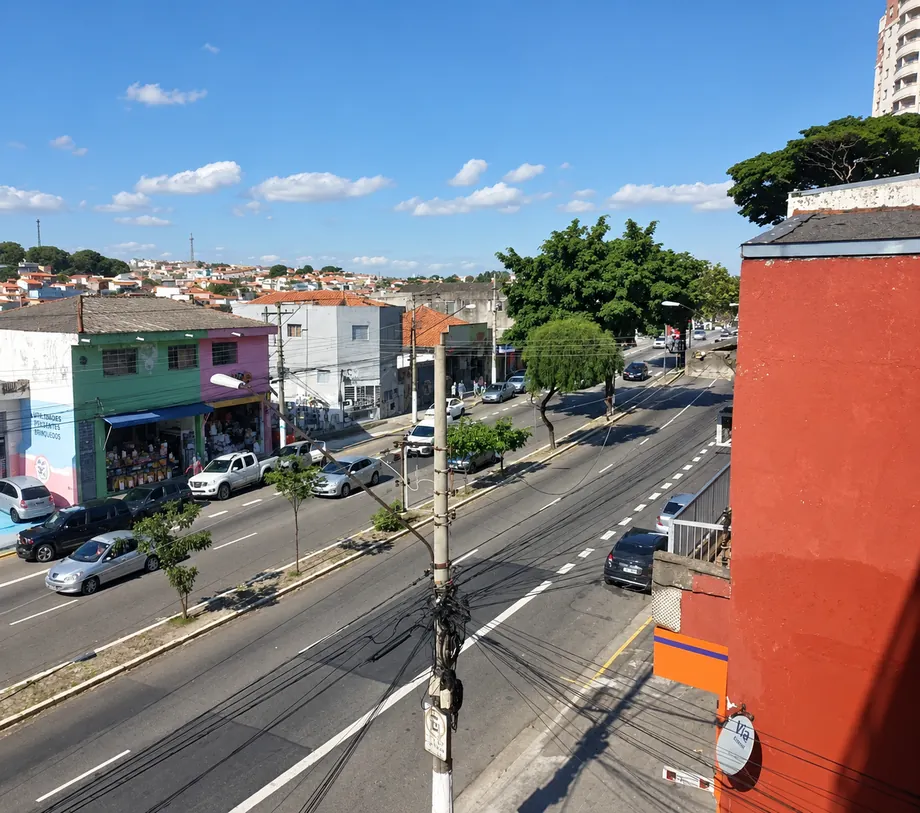 Vista elevada da Avenida São Miguel e comércio ao redor