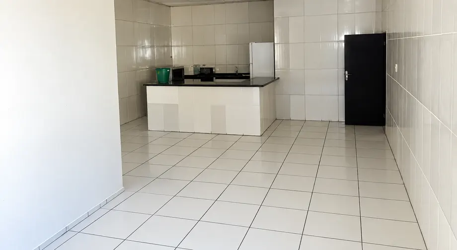 Área de cozinha com piso claro e balcão