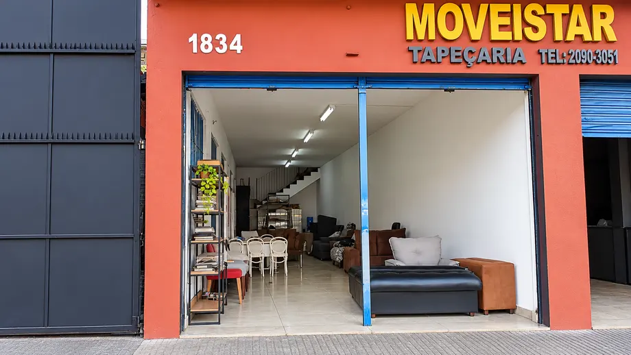 Vista de um dos acessos ao térreo comercial